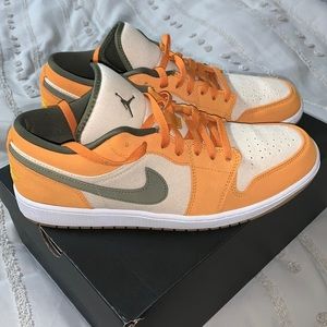 Air Jordan 1 Low SE light curry